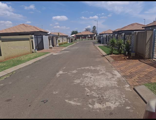 2 BEDROOM FREEHOLD FOR SALE IN DAWN PARK